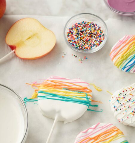 Paletas de trozos de manzana con colores del arco iris