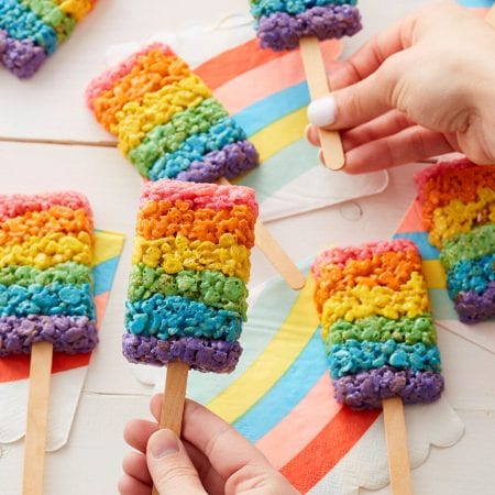 Paletas de arroz con colores del arco iris