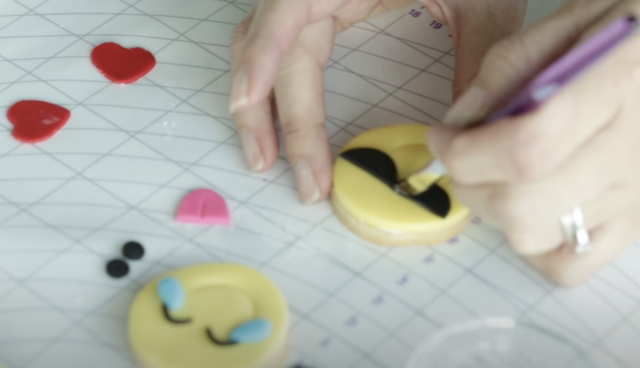 Fondant en forma de emojis Wilton